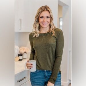 Dark olive green pulse boutique top EUC